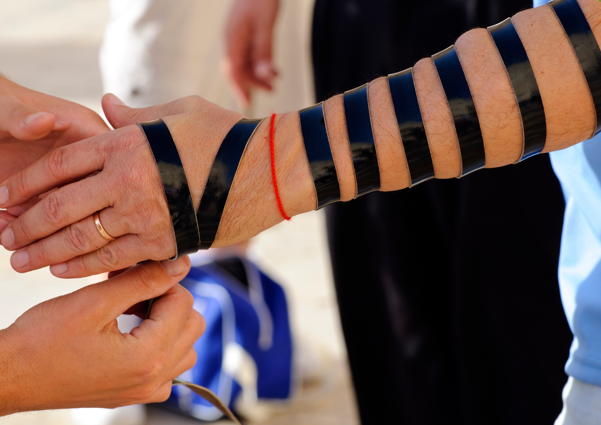 על איזה יד מניחים תפילין
